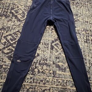 Alo Navy Blue Women’s leggings size Medium please see pictures for condition.